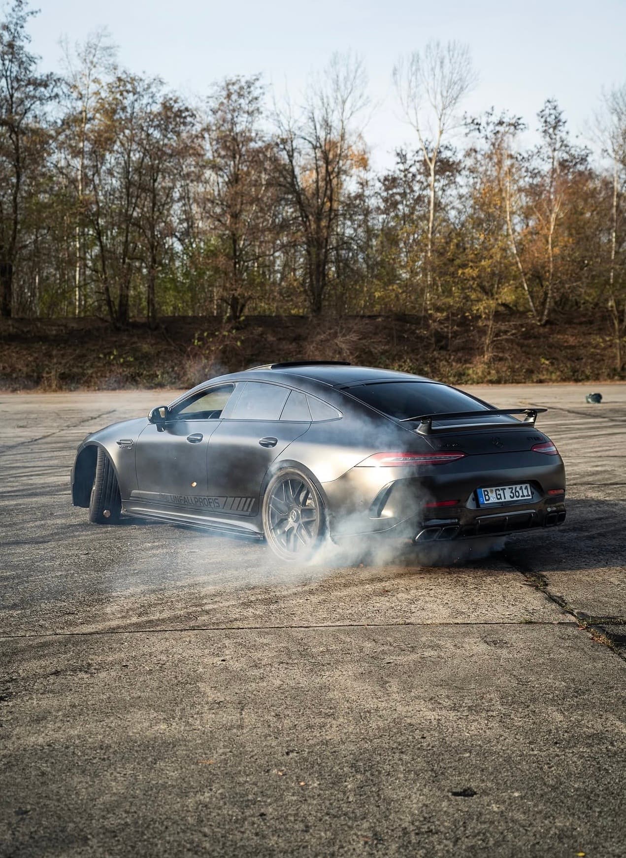 Mercedes-AMG GT 63 der Unfallprofis im Drift — Heckansicht mit Rauchwolke