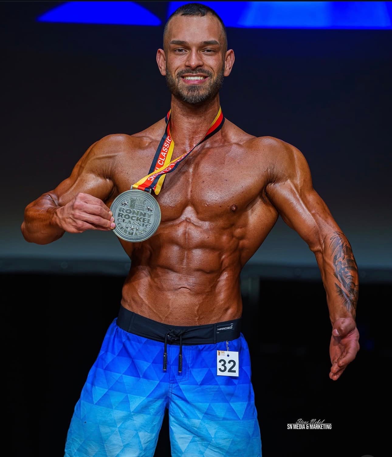 Deniz D. Ace — Men's Physique, gesponsert von Unfallprofis