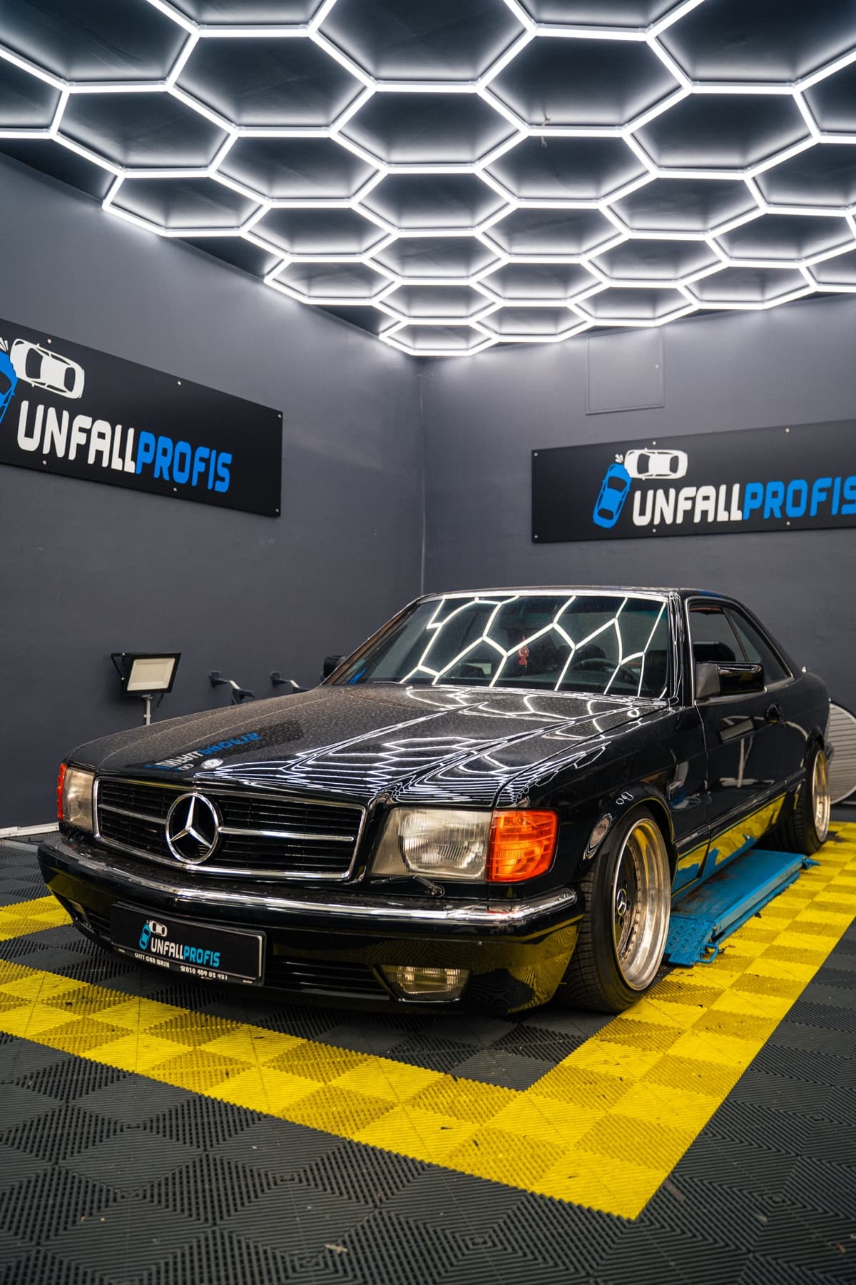 Mercedes 560 SEC unter der Hexagon-Lichtdecke im Studio Berlin-Tempelhof