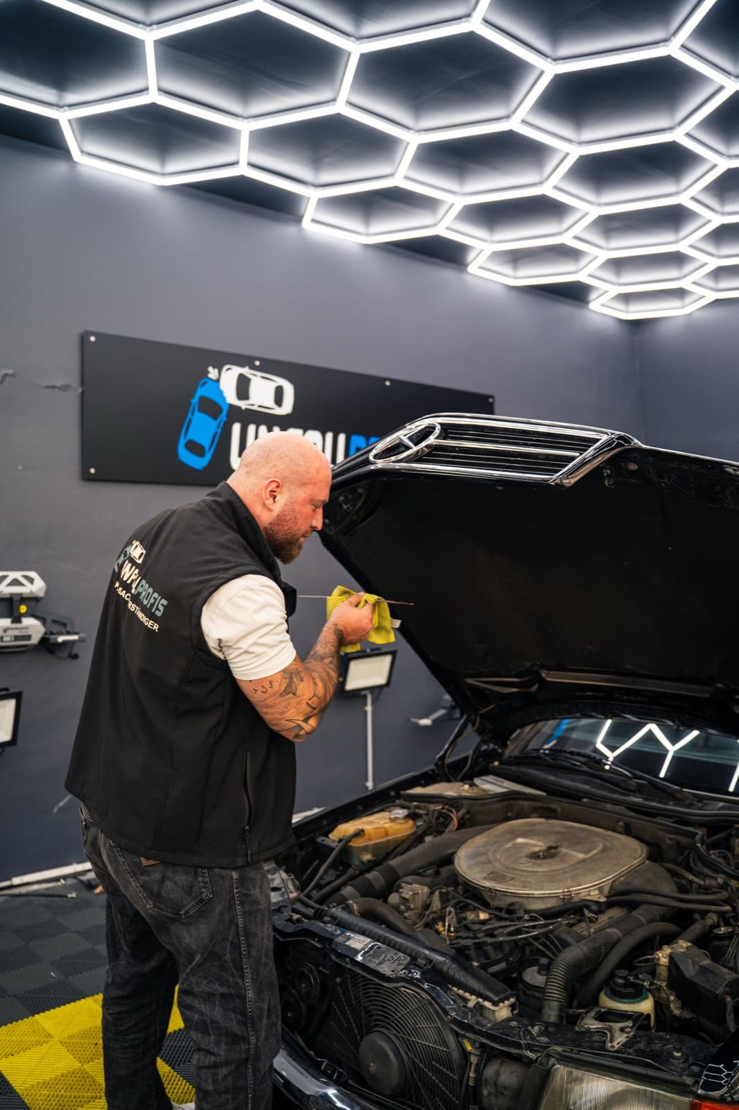 Technische Prüfung am Motorraum im Studio